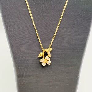 Avon Dogwood Blossom Pendant Necklace 1980 Gold Tone 18” NIB
